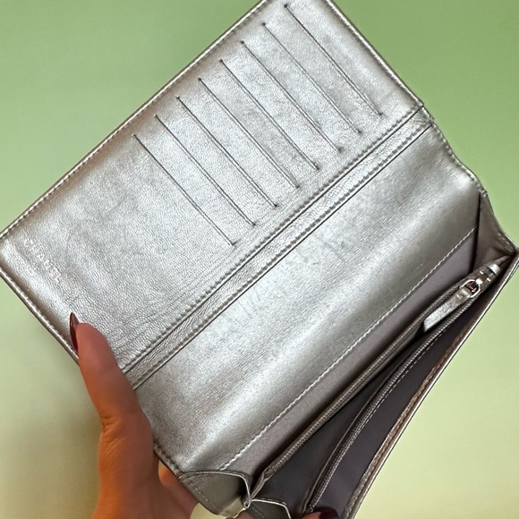 CHANEL Camellia Embossed Wallet - Picture 4 of 7